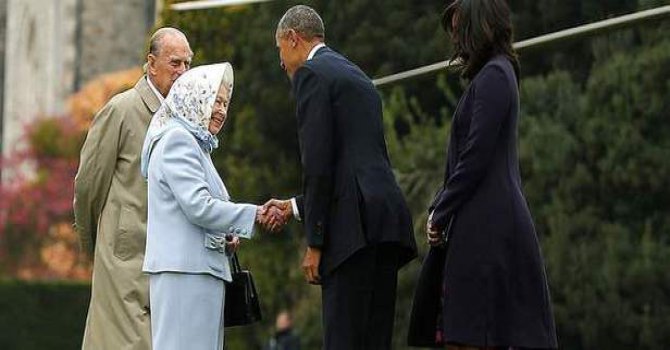 Kraliçe, Obama'yı başörtülü karşıladı