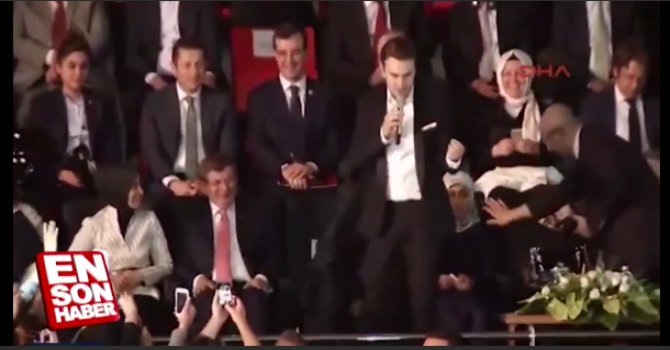 Başbakan'dan ilahi performansı (video)