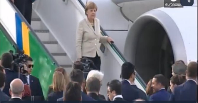 Gaziantep’te anaokulu ve mülteci kampını ziyaret etti