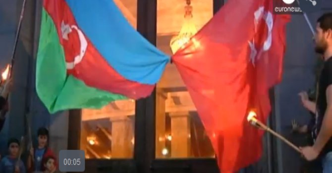 Ermenistan’da Türkiye ve Azerbaycan bayrakları yakıldı