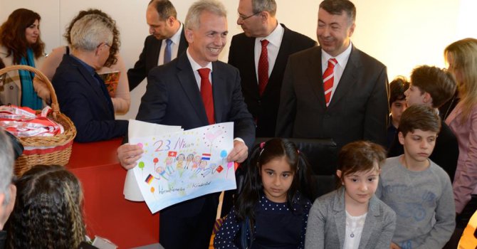 Koltuğunu Türk öğrenciye verdi