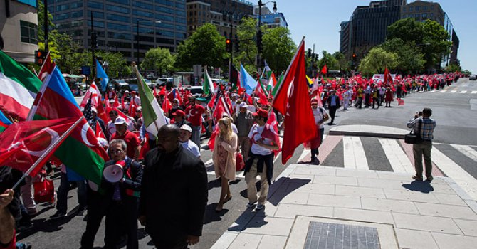 ABD'de binlerce kişi Türkiye'ye destek için yürüdü