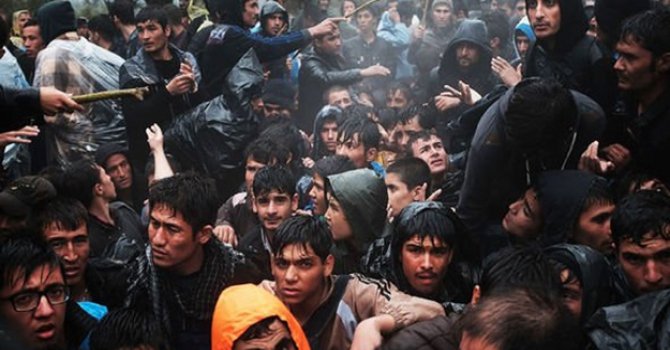 Yunanistan Suriyeli'lere saldırdı