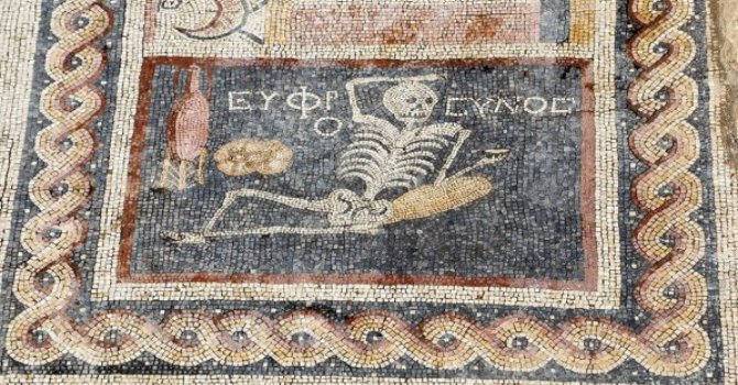 Meğer o mozaik'te öyle yazmıyormuş