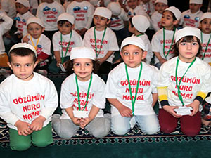 İki bin çocuk cemaatle namaz kıldı