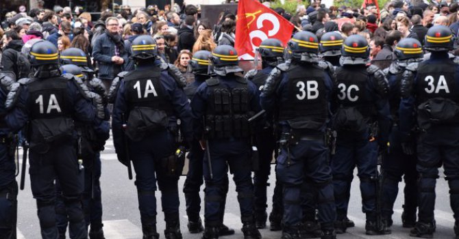 Fransa'nın yüzde 60'ı grev ve prostoları destekliyor