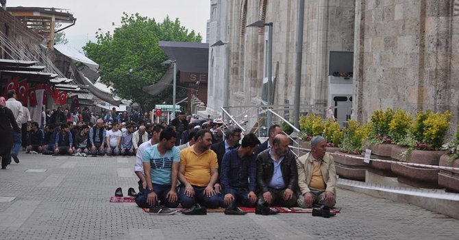 Bursa halkı teröre inat Ulu Camii'nde