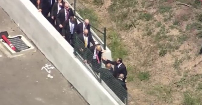 İslam Düşmanı Trump, arkasına bakmadan kaçtı!