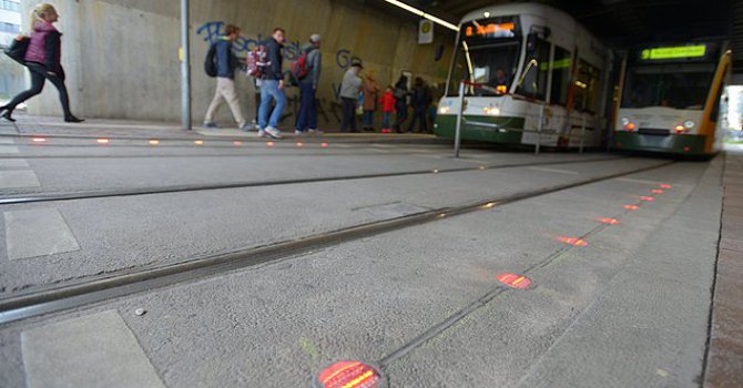 Almanya'da Telefondan Başını Kaldıramayanlara Özel Trafik Işıkları