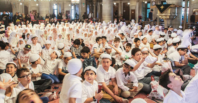 600 çocuk cemaatle namaz kıldı