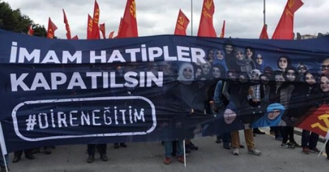 Komünistler'den çirkin pankart