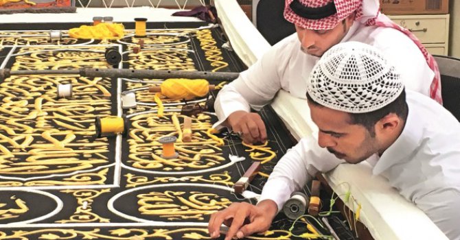 Kâbe örtüsünde abdestsiz ilmek atılmıyor