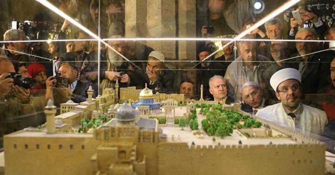 Mescid-i Aksa maketini Kudüs'ten toprak getirip açtı