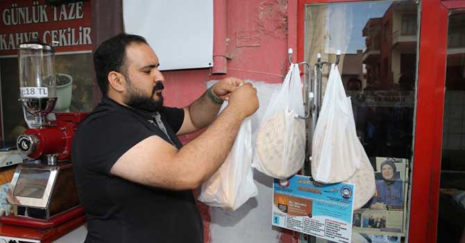 Üniversitelilerden "Askıda Ekmek Var" projesi