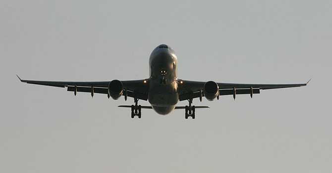 Umre'den dönen uçak türbülansa girdi: 31 yaralı