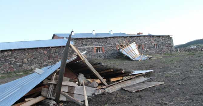 Hortum evlerin çatısını uçurdu