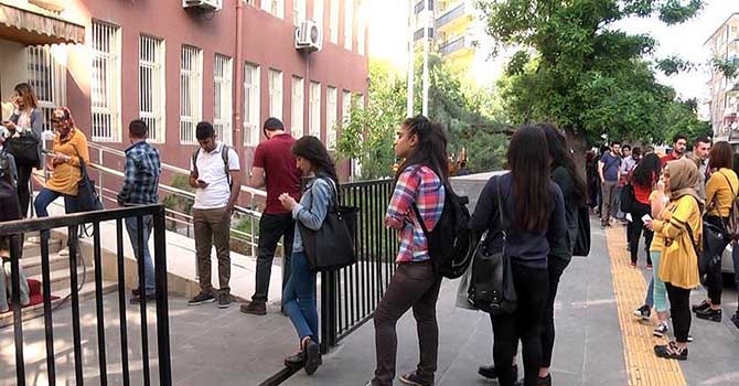 Ekmek değil 'kütüphane' kuyruğu