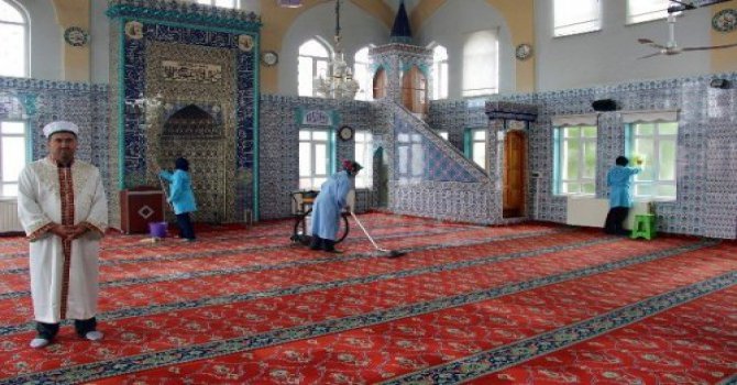 Belediyenin Cami Temizliği Projesi Takdirle Karşılanıyor