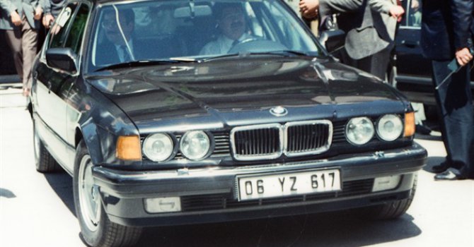 Özal'ın otomobili alıcı bekliyor