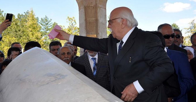 Yunus Emre, kabri başında anıldı