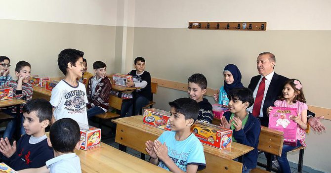 Cumhurbaşkanı Erdoğan, Eyüp Kız Anadolu İmam Hatip Lisesini ziyaret etti