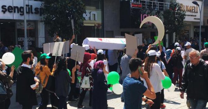 Uyuşturucuya dikkat çekmek için tabut taşıdılar