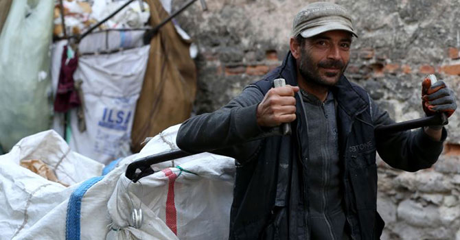 5 dil biliyor ama kağıt toplayarak geçiniyor