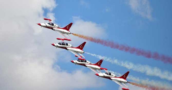 Türk Yıldızları'nın uçuş gösterisine 'martı' ayarı