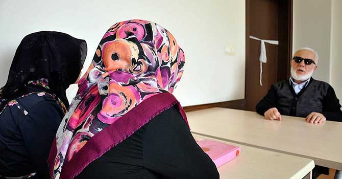 Görme engelli din görevlisi yarım asırdır hafız yetiştiriyor