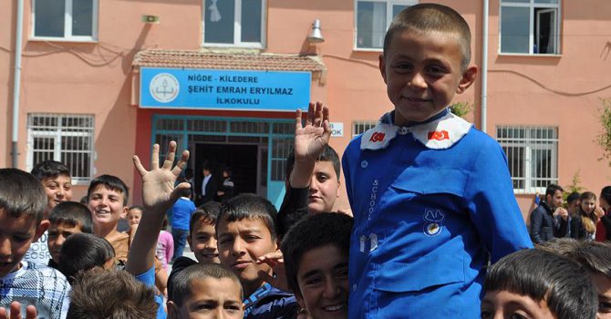 İlkokul öğrencisinin İstiklal Marşı hassasiyeti