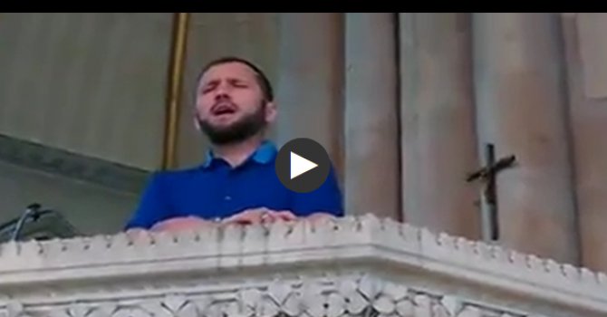 Kilise'de 'Kafirun Suresi'ni okudu (video)