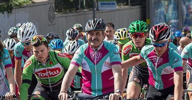 Bakan Müezzinoğlu 'kansere' karşı pedal çevirdi