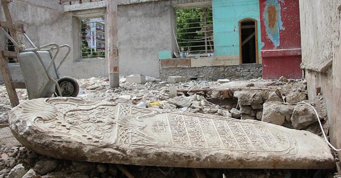 Tarihi camiden çıkan mezar taşı iki asır öncesine ışık tuttu