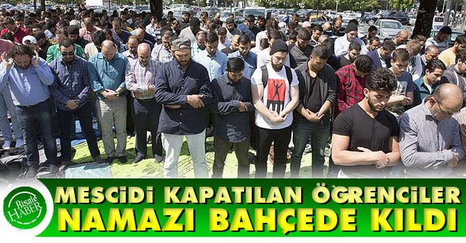 Mescidi kapatılan öğrenciler namazı bahçede kıldı