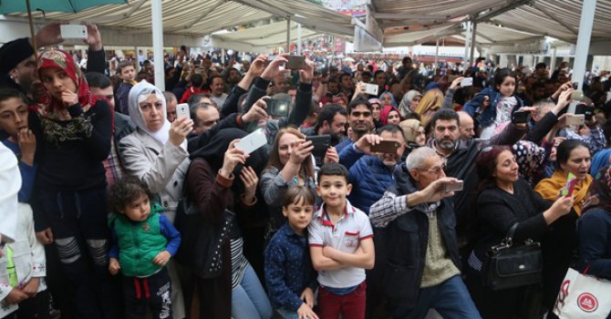 Eyüp Sultan Berat Kandili için gelen vatandaşlarla doldu taştı