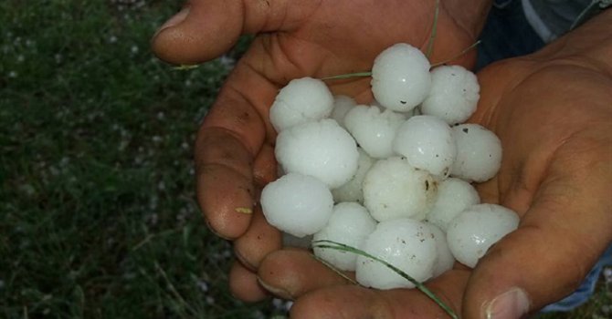 Ceviz büyüklüğünde dolu yağdı
