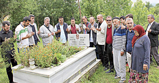 Şehit'in mezarına "helallik" ziyareti