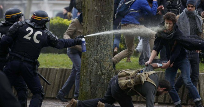 Fransa'da grev dalgası büyüyor