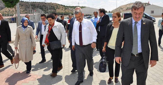 Milletvekilleri sığınmacıların konakladığı kampları inceledi