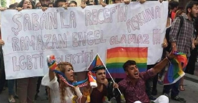 Üç aylara hakaret pankartına hapis istemi