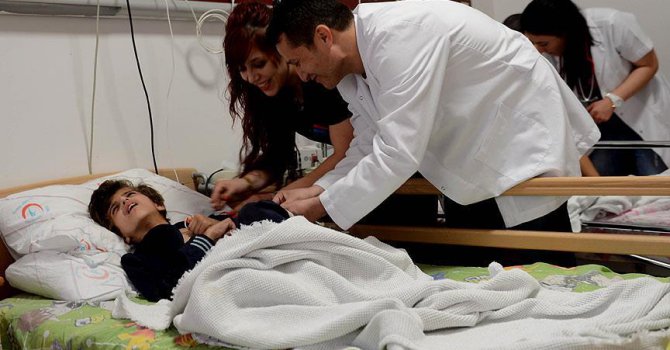 Suriyeli çocuk Türkiye'de yaşama tutundu