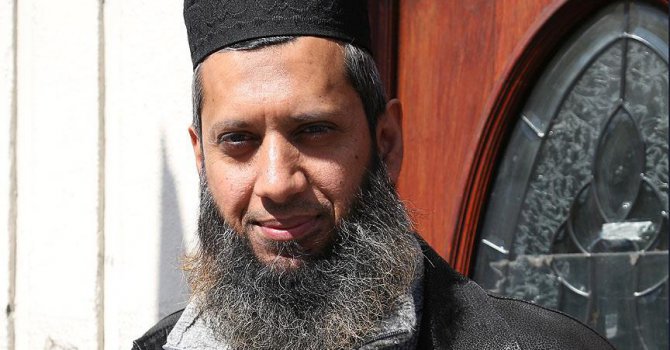 İngiliz Gazete, İmam'dan özür diledi