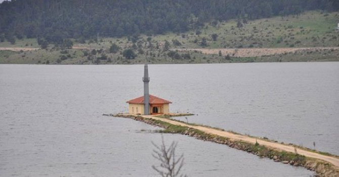 Gölün ortasında cami