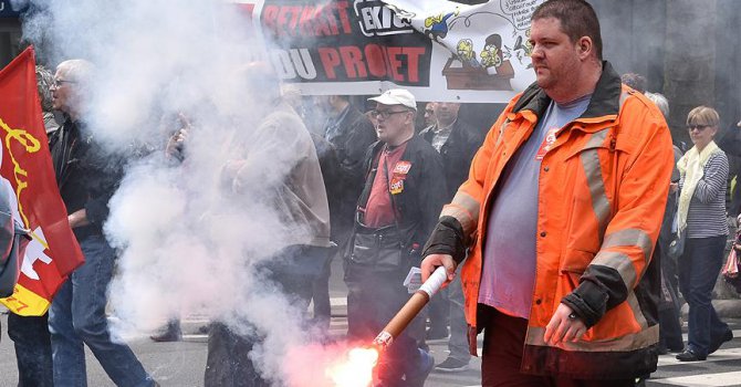 Fransa'da protesto edilen tasarıda değişiklik sinyali