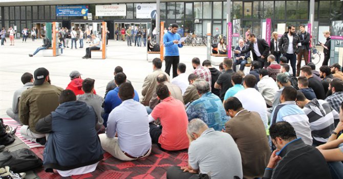 Berlin Üniversitesi'nin girişinde namaz kıldılar