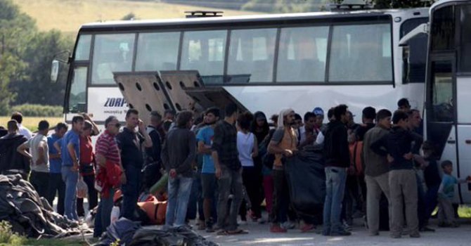 İdomeni'den tahliye edilen mültecilerin bekleyişi sürüyor