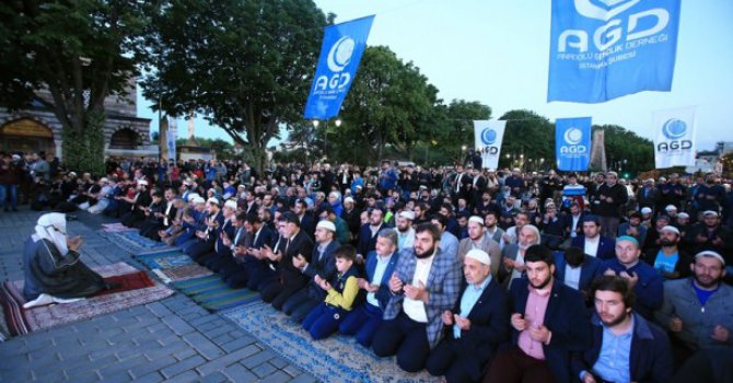 Ayasofya önlerinde fetih namazı