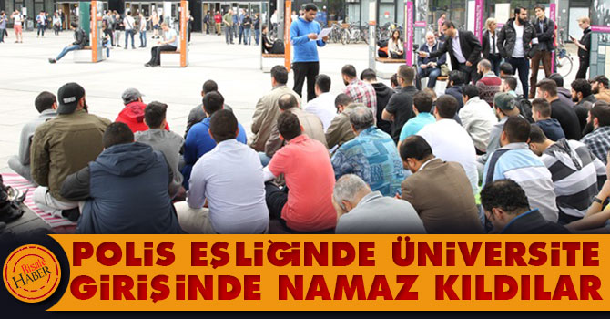 Polis eşliğinde üniversite girişinde namaz kıldılar
