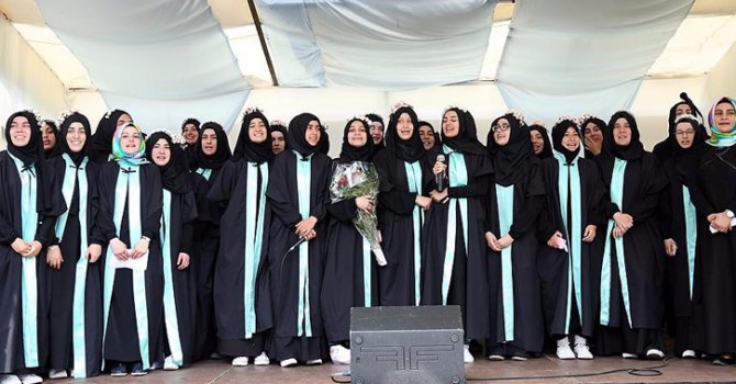 Avrupa'nın ilk İmam Hatip Lisesi mezunlarını verdi