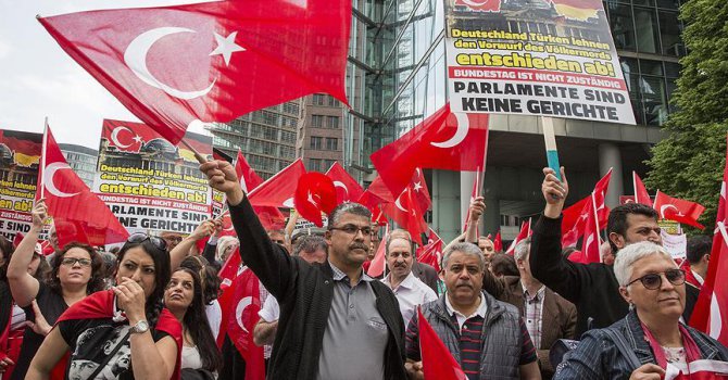 Almanya'da Türklerden Ermeni iddiaları oylamasına protesto